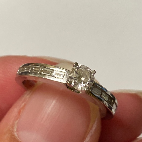 DIAMOND ENGAGEMENT RING - Picture 7 of 8